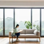 서큘래딘 조명 설계의 지속 가능한 개발 목표 - **Prompt:** A serene and modern Vietnamese living room flooded with natural morning light streaming ...